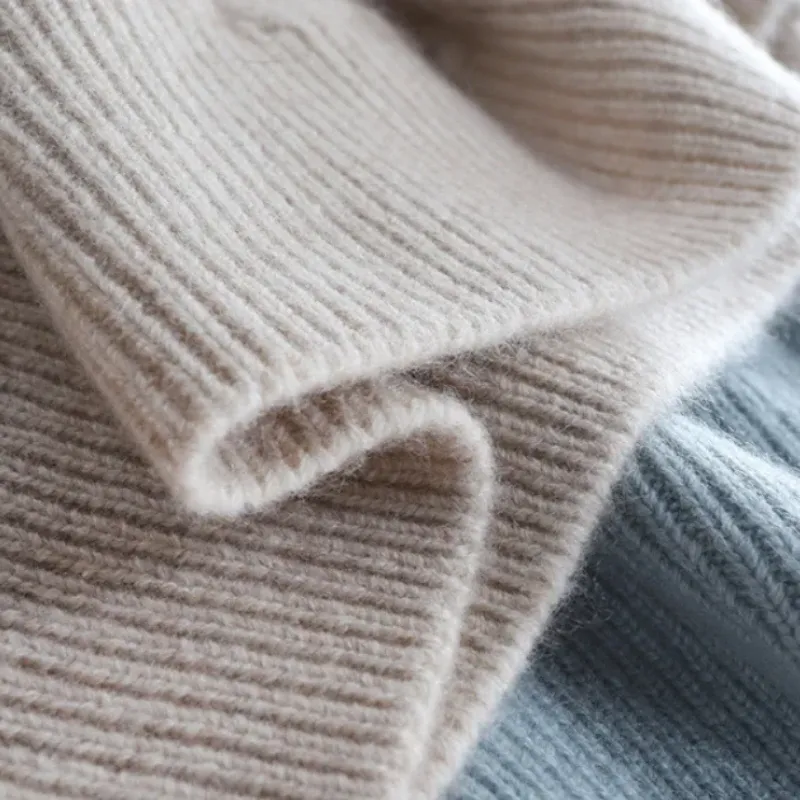 Luxurious cashmere turtleneck sweater with check pattern