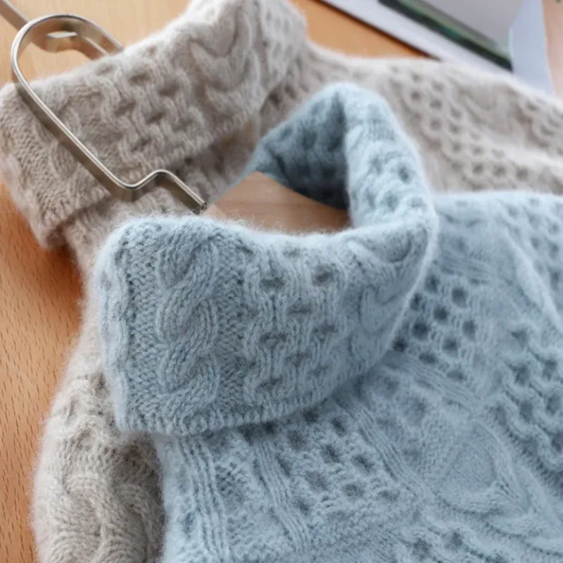 Luxurious cashmere turtleneck sweater with check pattern